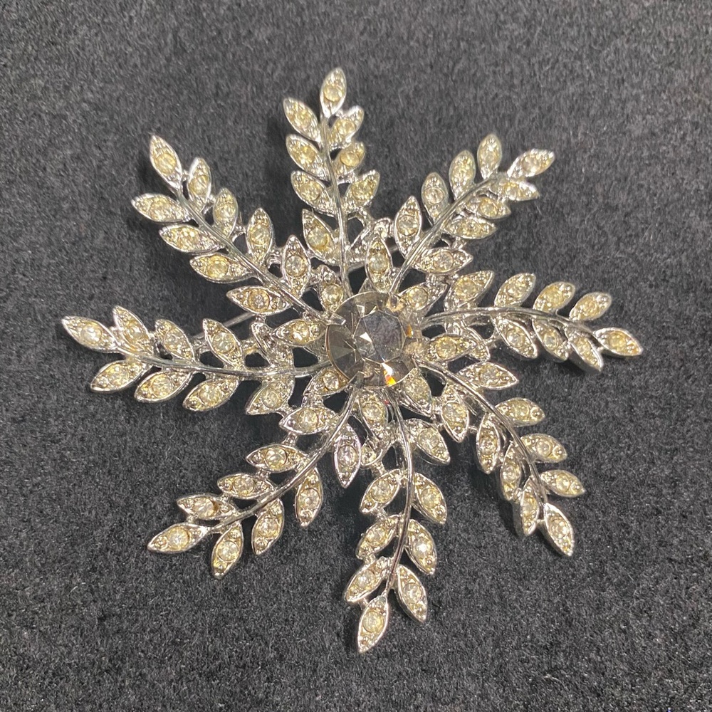 Vintage designer Sarah Coventry signed Sarah Cov large rhinestones brooch pin